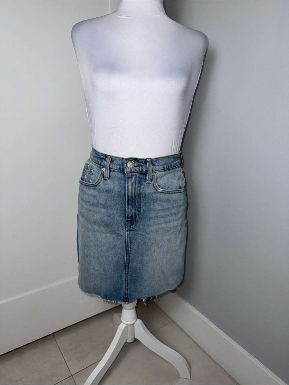 Hudson The Viper Skirt in Cirrus/Size 25 - Picture 3 of 10